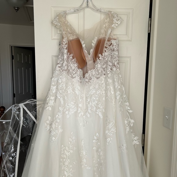 Maggie Sottero Wedding dress - Picture 1 of 10
